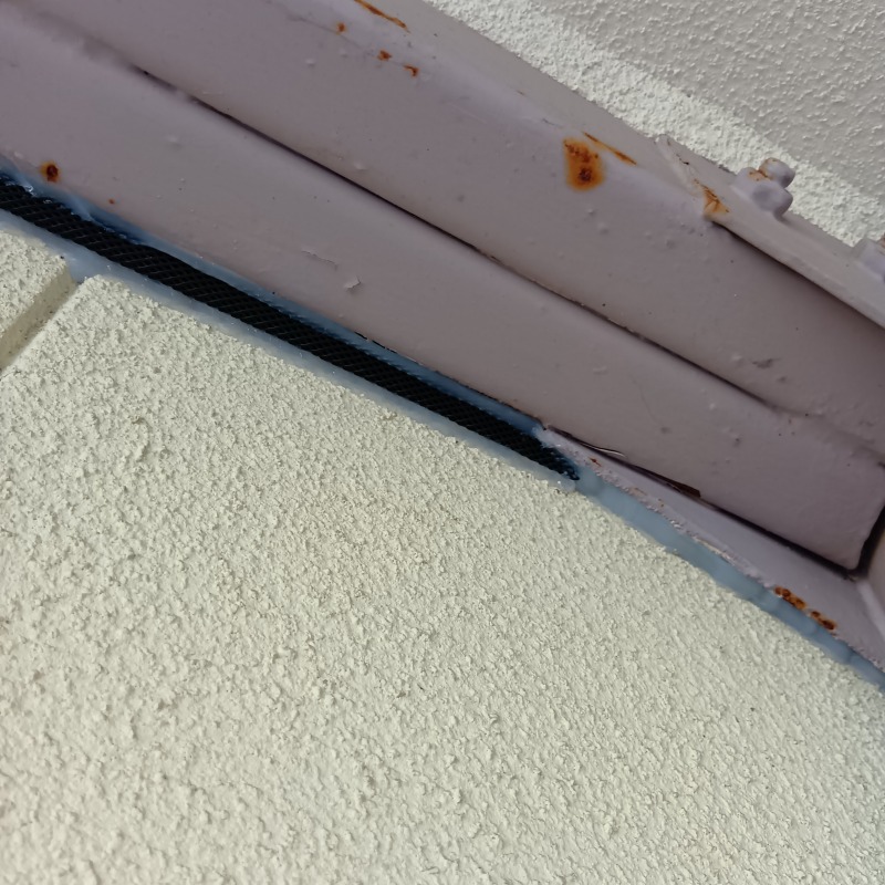 鉄骨と壁の間のすきを封鎖