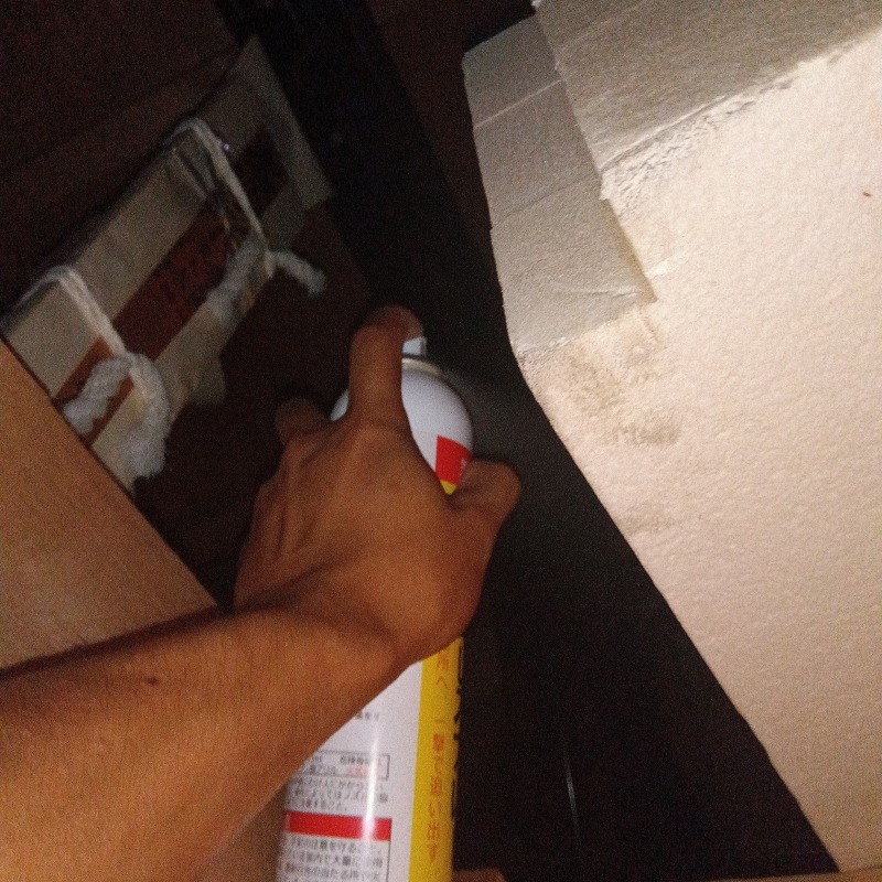 屋根裏に忌避スプレーを散布