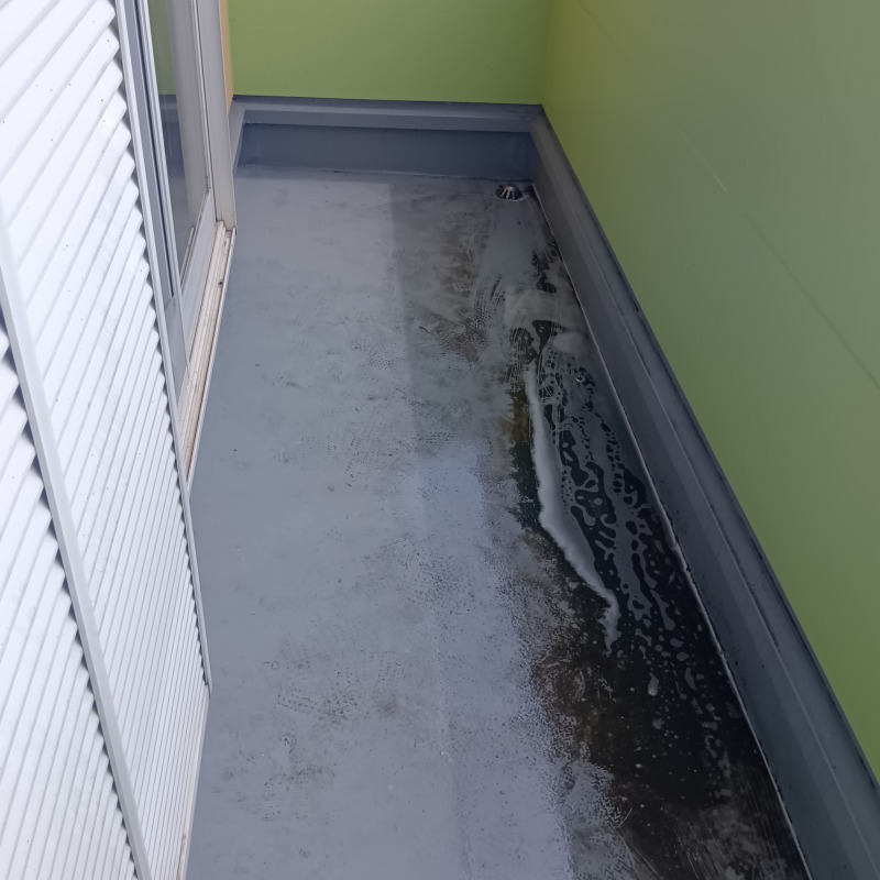 ベランダを洗浄・除菌