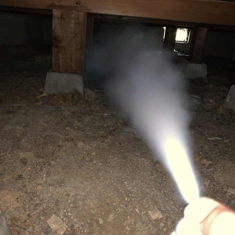 床下に忌避スプレーを散布