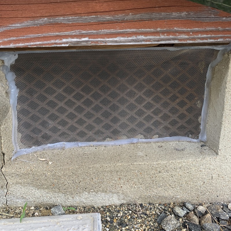 床下換気口のすき間を封鎖