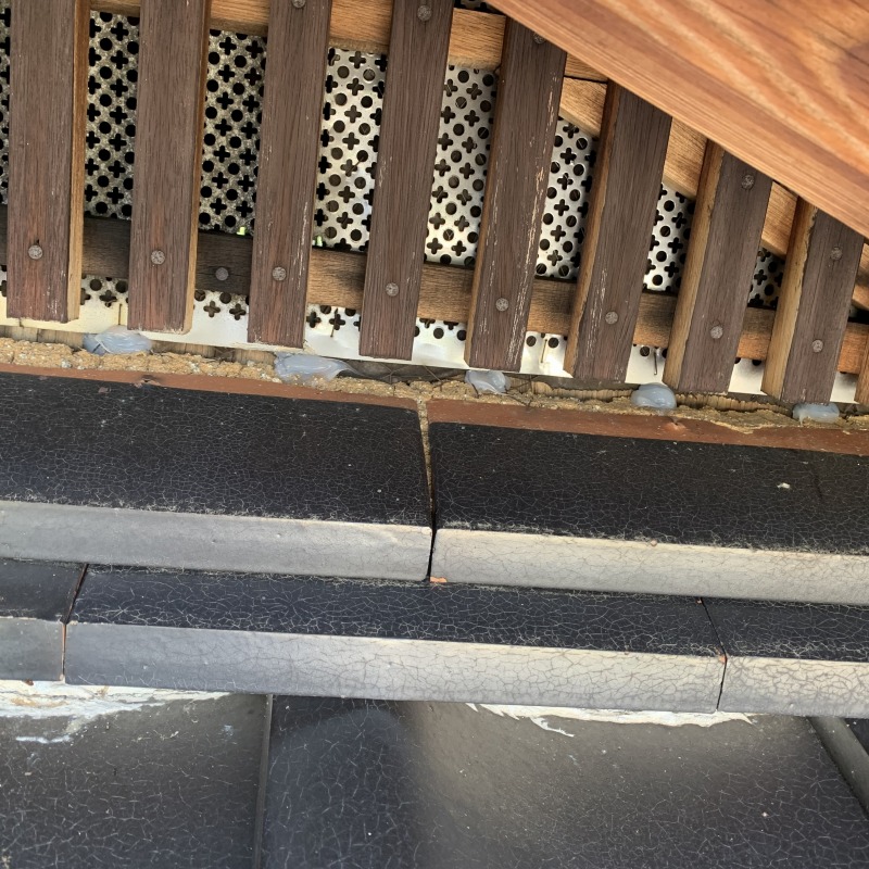 屋根のすき間を封鎖