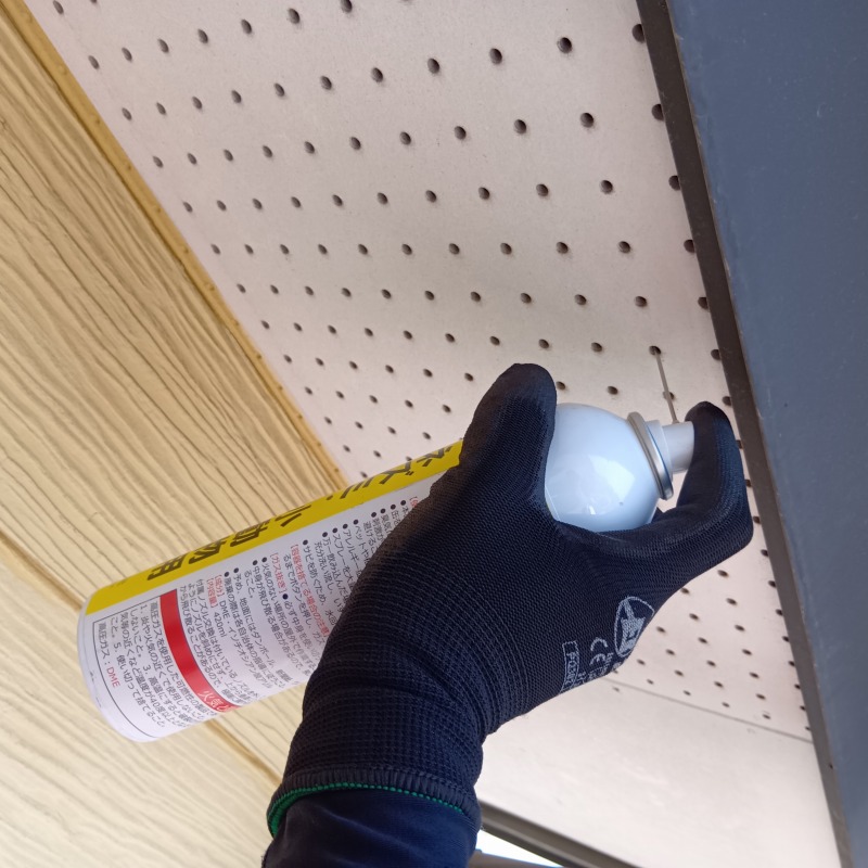 天井のすき間から忌避スプレーを散布