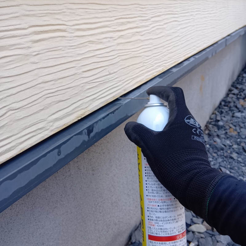 外壁と基礎のすき間から忌避スプレーを散布