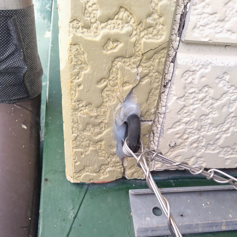 屋根付近のすき間を封鎖