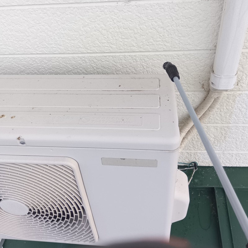 室外機まわりに除菌剤を散布