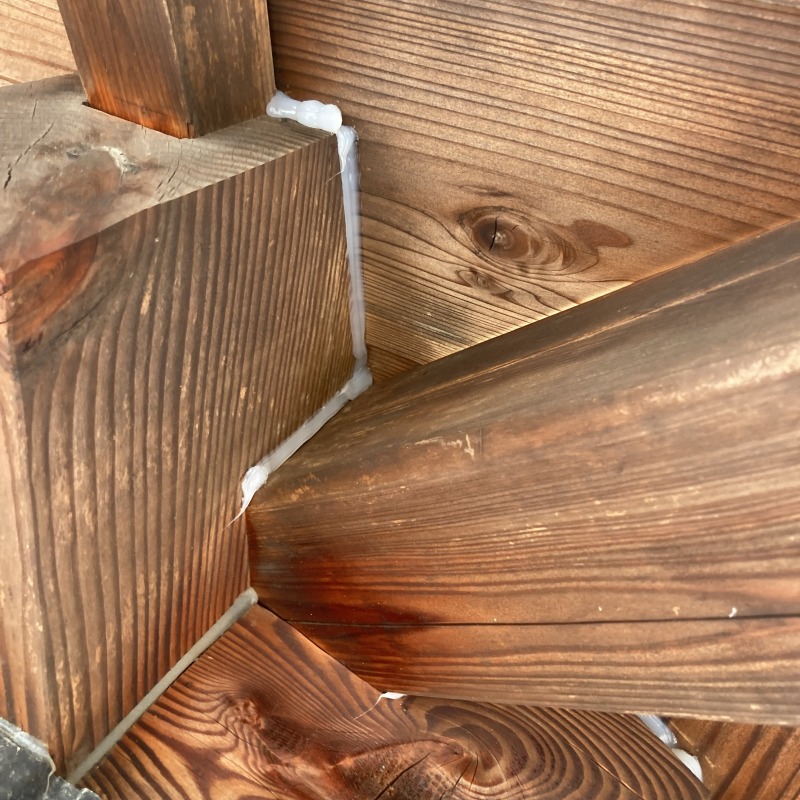 柱のすき間をパテで封鎖