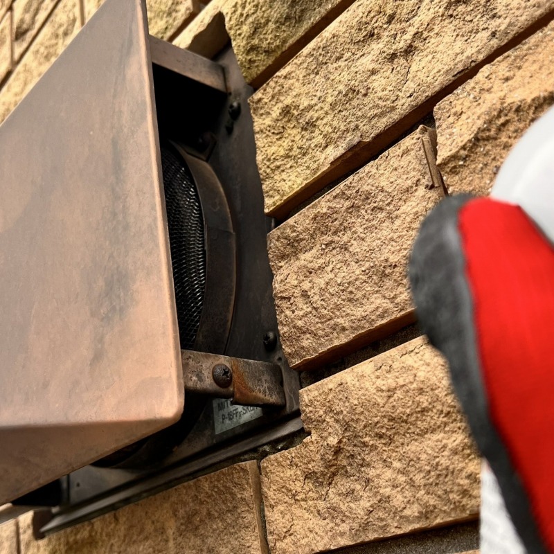 換気口に忌避スプレーを散布