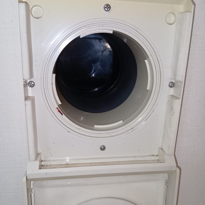 換気口内部のフンを清掃した様子