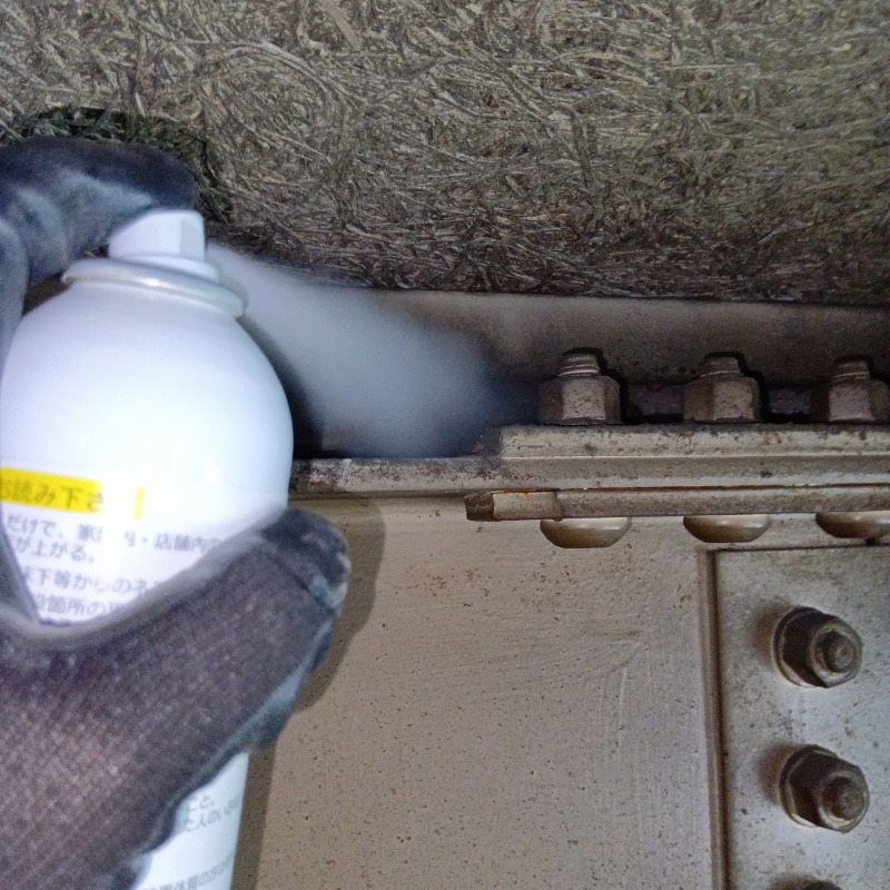 天井付近に忌避スプレーを散布