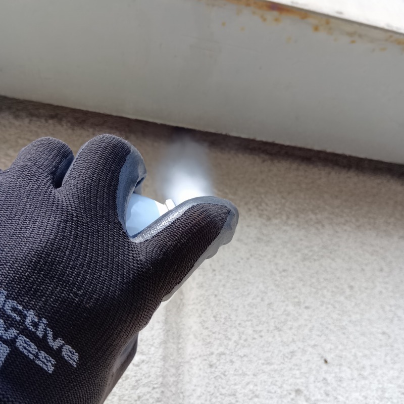 軒下付近に忌避スプレーを散布