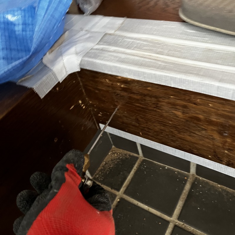 木部に穴を開けてシロアリ駆除剤を注入