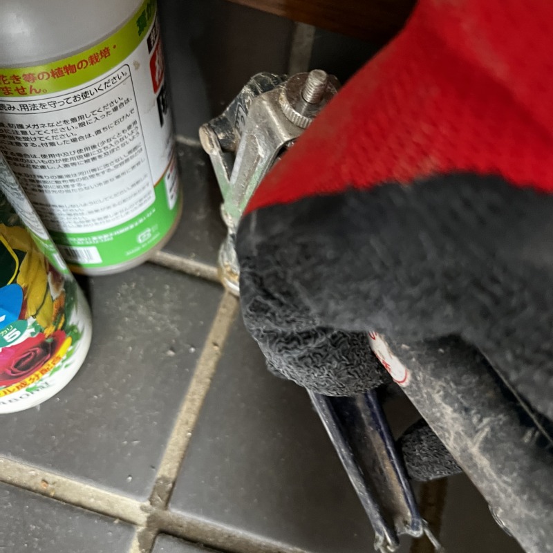 床に穴を開けてシロアリ駆除剤を注入