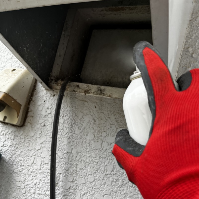 換気口に忌避スプレーを散布