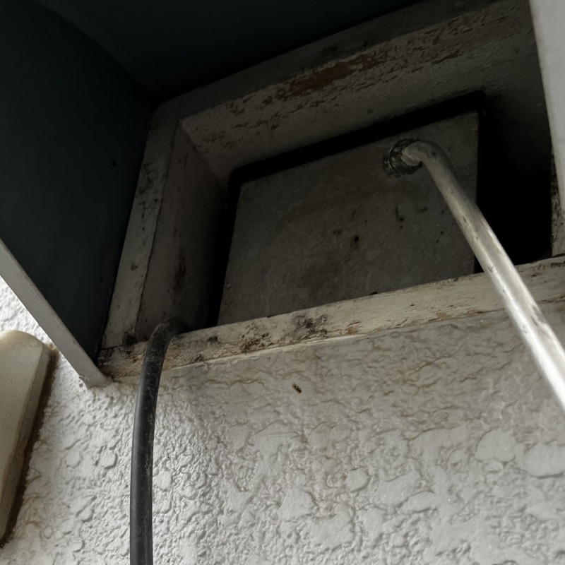 換気口に除菌剤を散布