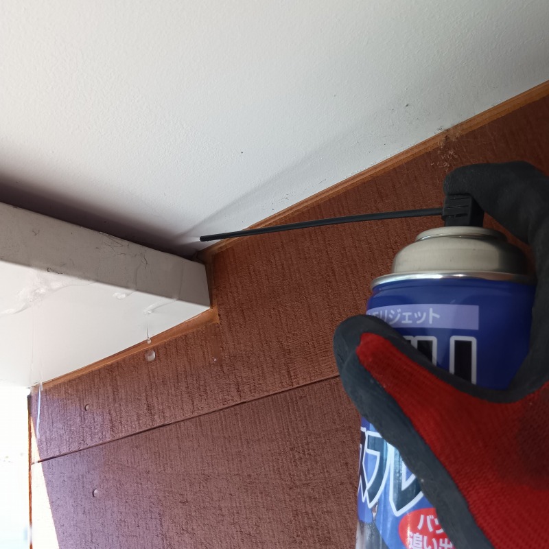 すき間に忌避スプレーを散布