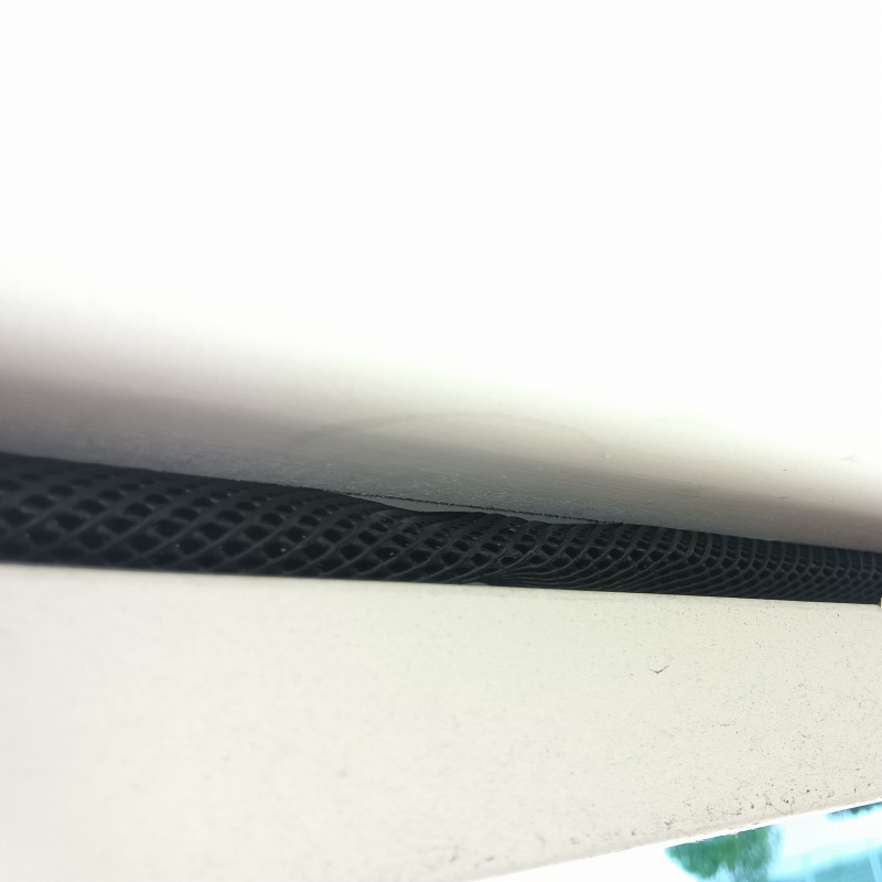 玄関上のすき間を封鎖