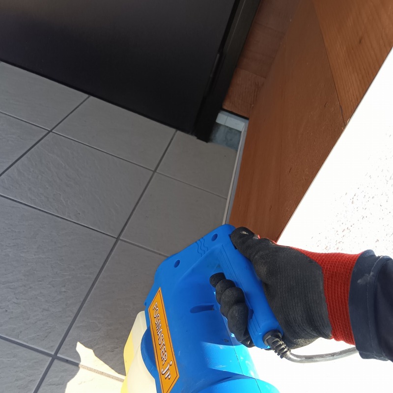 玄関のまわりに除菌剤を散布