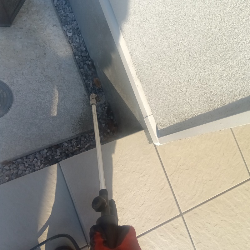 玄関のまわりに除菌剤を散布