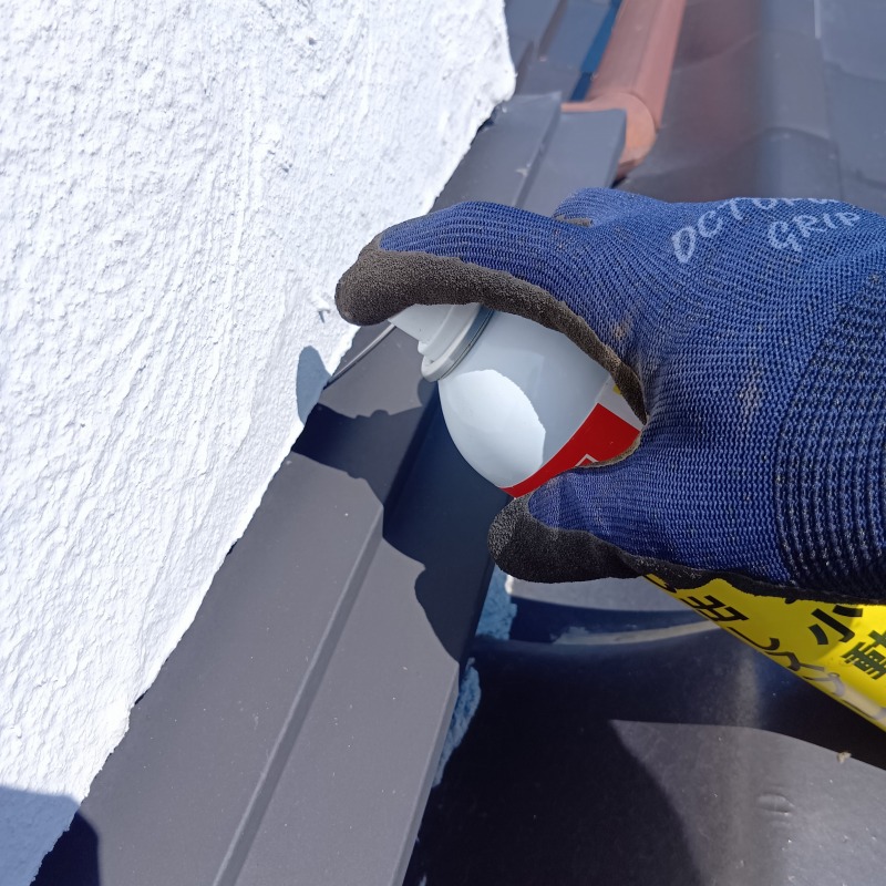 外壁のすき間から忌避スプレーを散布