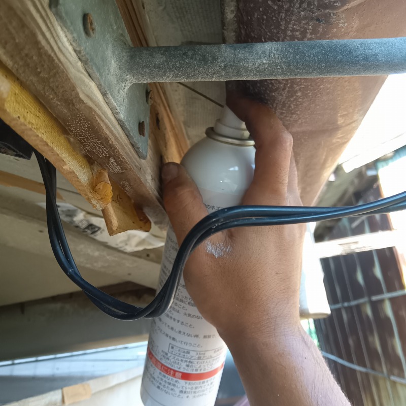 軒下付近に忌避スプレーを散布