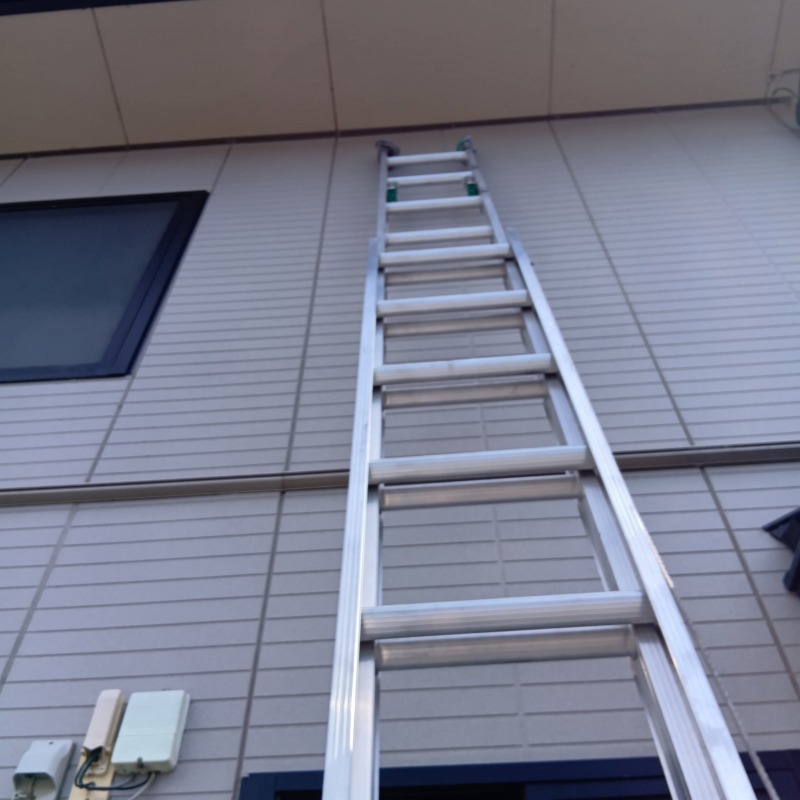 外壁のすき間を封鎖する様子