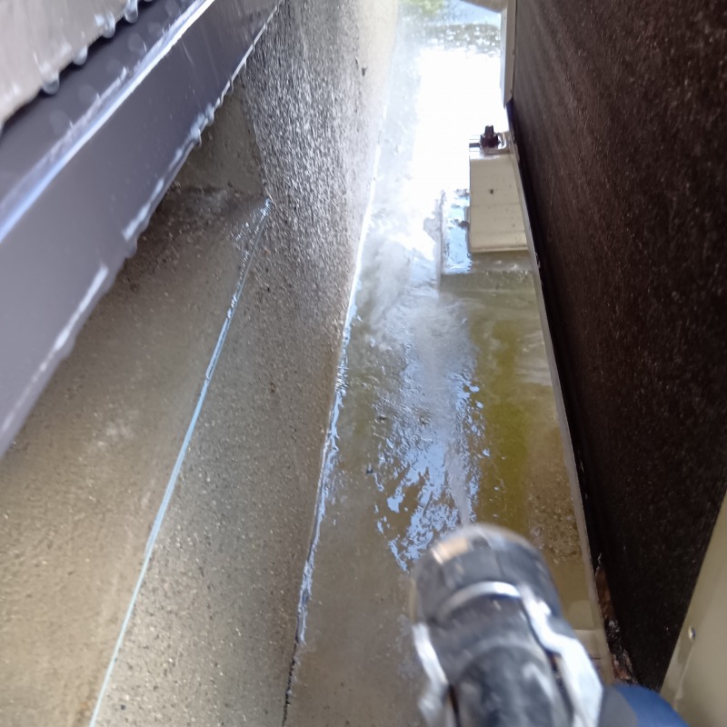 外壁のフン害を清掃・除菌