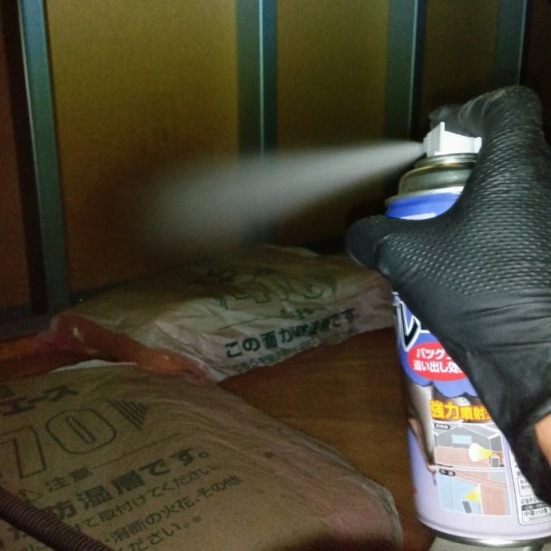 忌避スプレーを散布