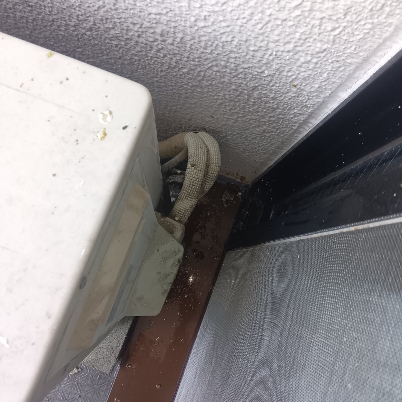 室外機裏にも付着したフン