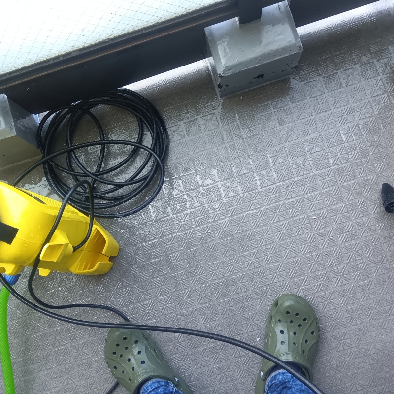 清掃・除菌が完了した床面