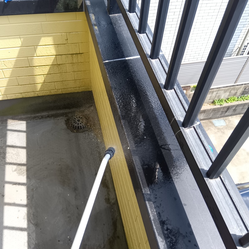 ベランダのフン害を清掃・除菌