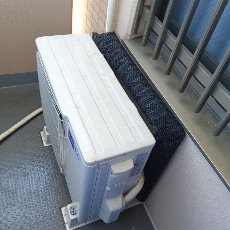 室外機の裏のすき間を封鎖