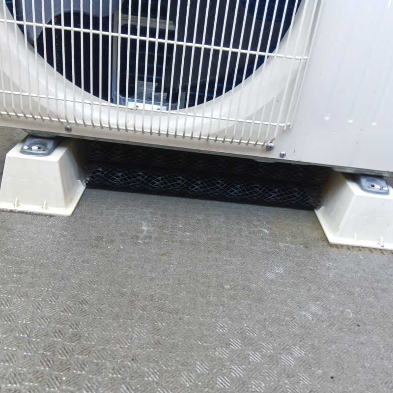 室外機下のすき間を封鎖