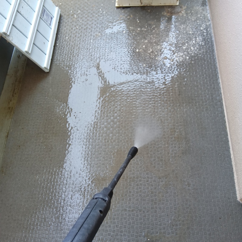 床に除菌剤を散布