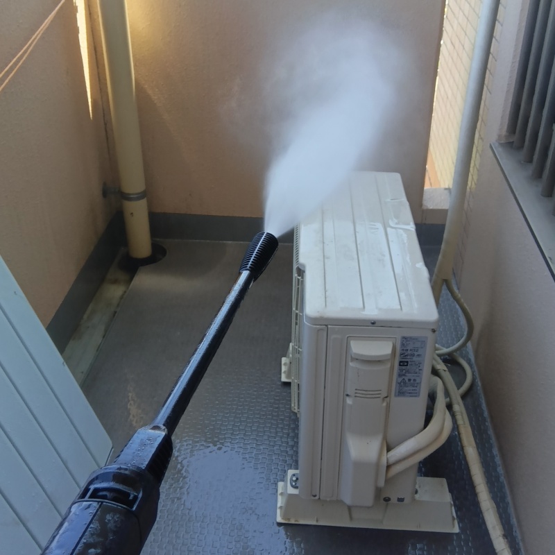 室外機まわりに除菌剤を散布