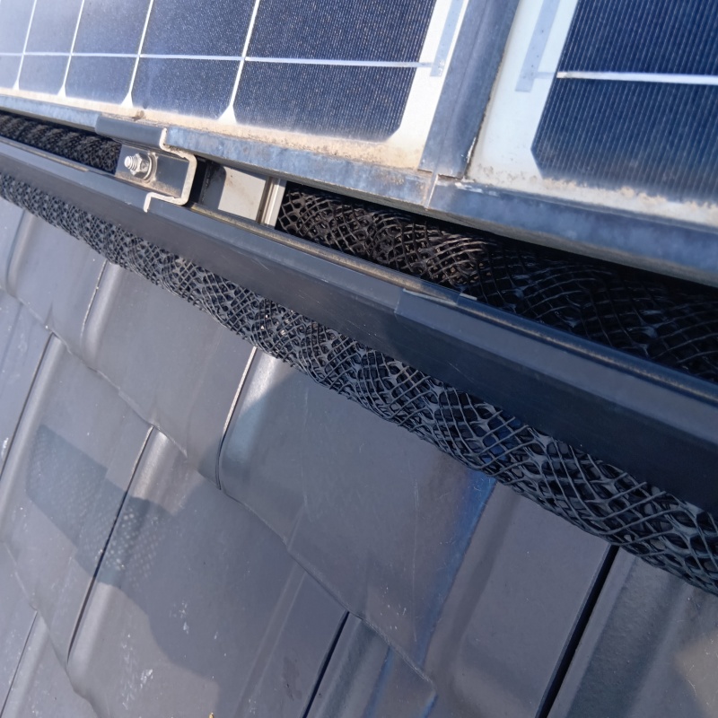 太陽光パネルの下に金網を埋め込んだ様子