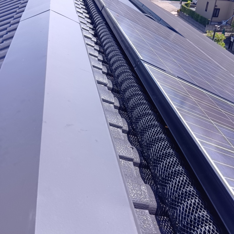 太陽光パネルの下に金網を埋め込んだ様子