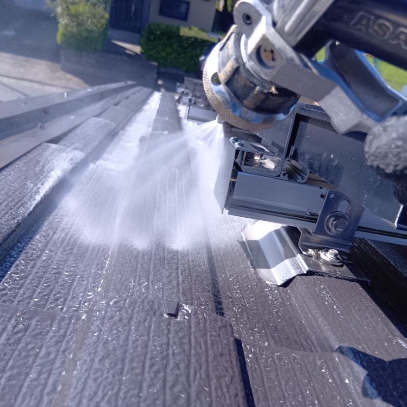 屋根のフン害を清掃・除菌