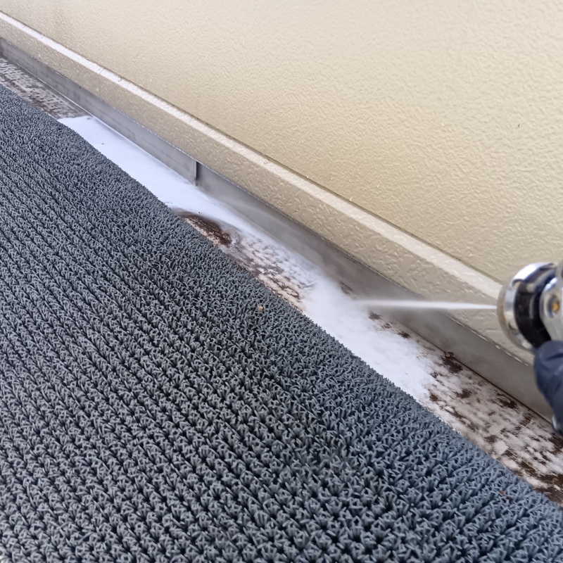 ベランダのフン害を除菌・清掃