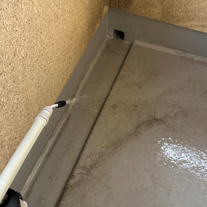 ベランダ全体に除菌剤を散布