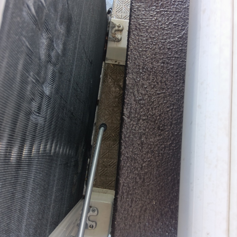 壁のすき間に除菌剤を散布