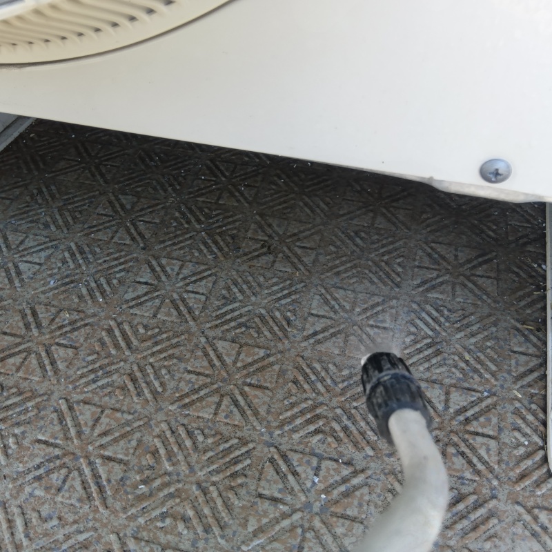 室外機のまわりに除菌剤を散布