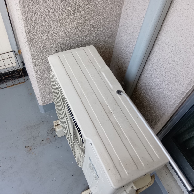 室外機上に除菌剤を散布