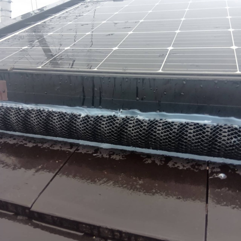 太陽光パネルの下に金網を埋め込んだ様子