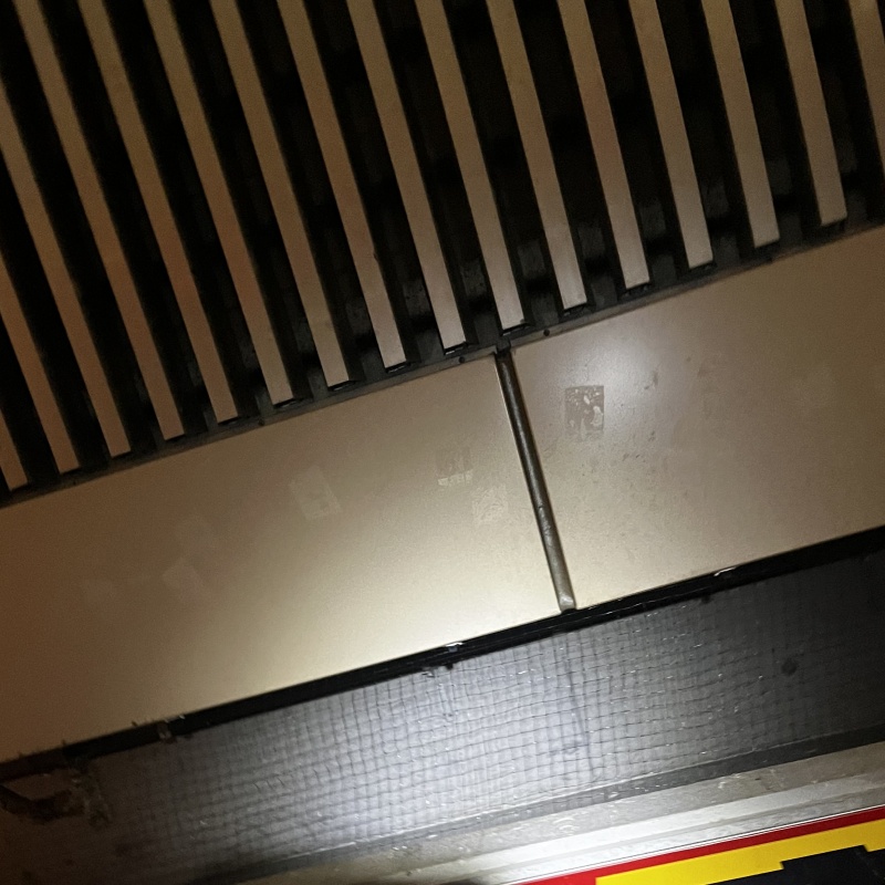 看板上の空間に防鳥ネットを設置した様子