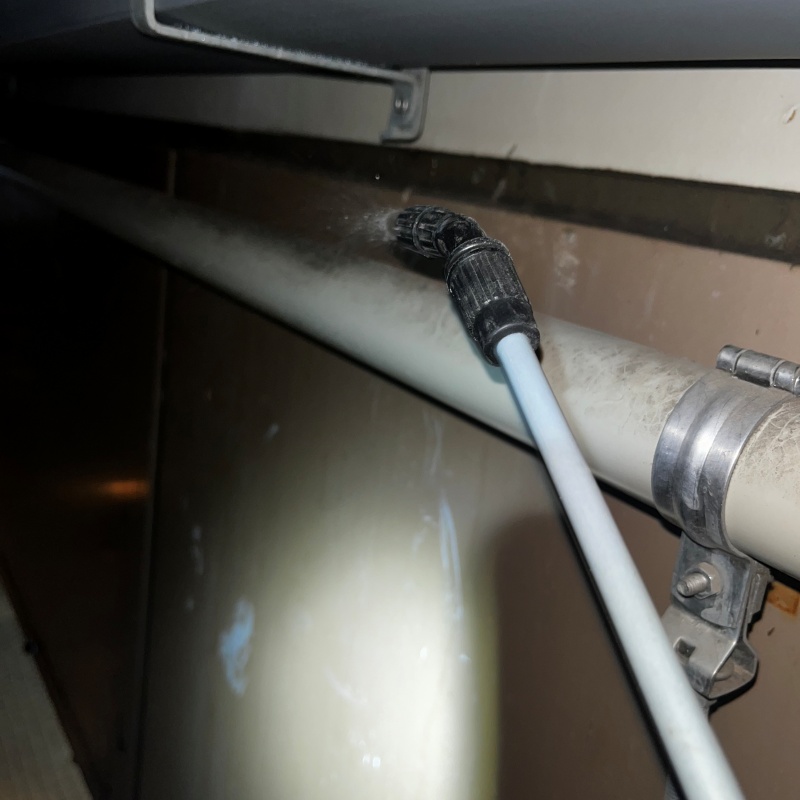 配管まわりのフン害を清掃・除菌