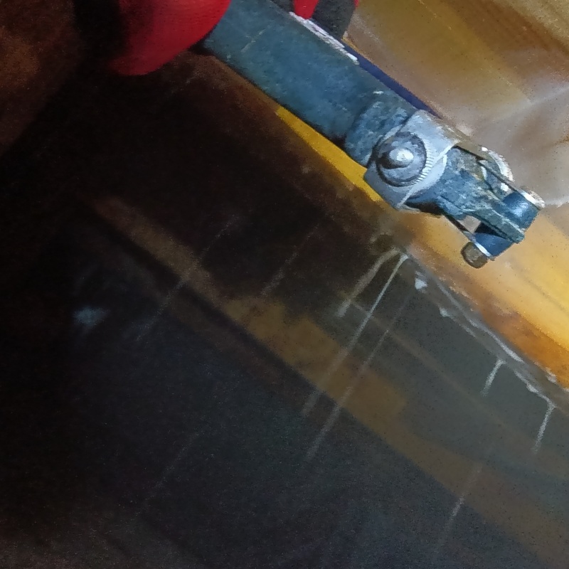 床下の木材にシロアリ駆除剤を散布