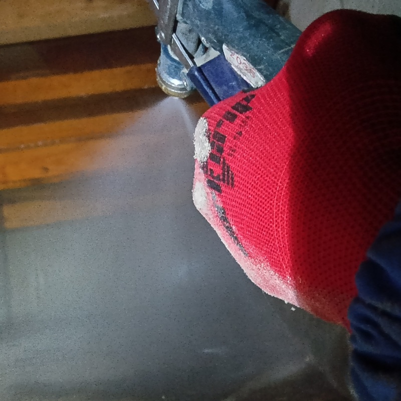 床下の土壌にシロアリ駆除剤を散布