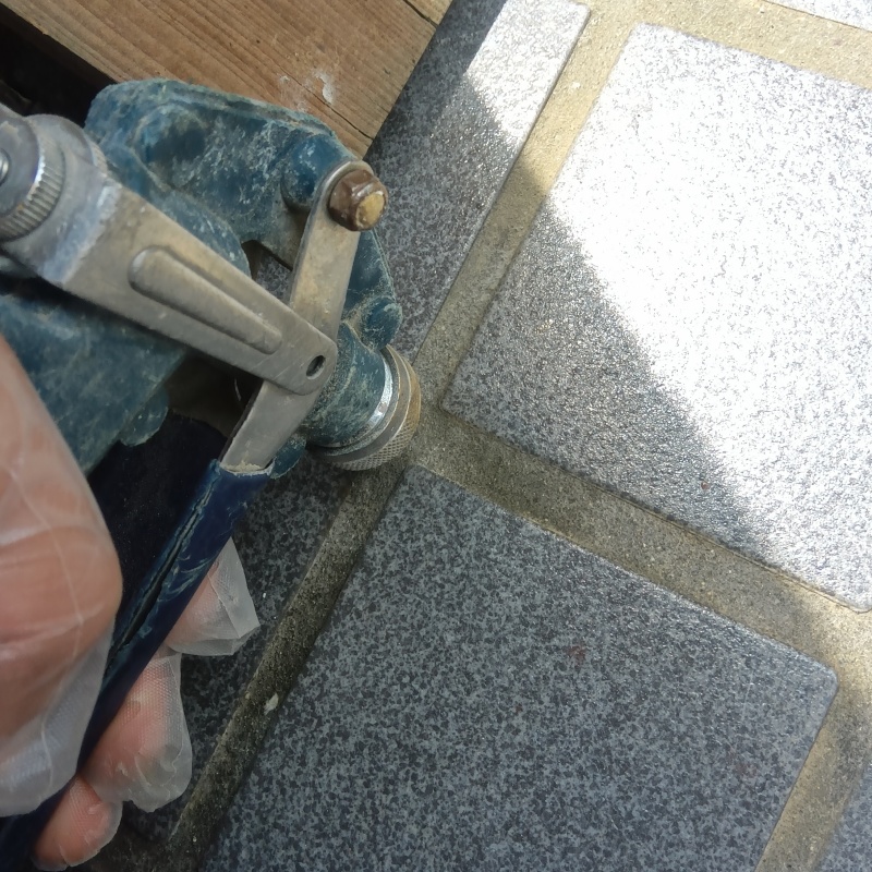 地面に穴を開けてシロアリ駆除剤を注入