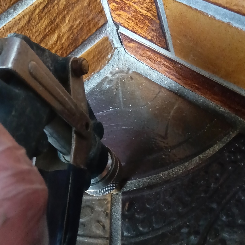 地面に穴を開けてシロアリ駆除剤を注入